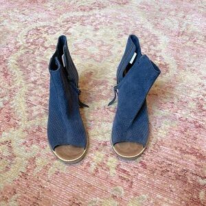 Tom’s women’s shoes, size 8, blue and brown, open toed, tassel zipper